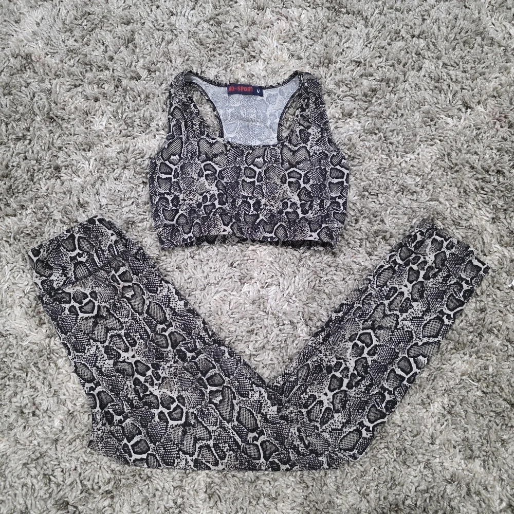 AQ-SPORT 2 Piece Animal Print Athletic Set Size Medium - Picture 2 of 7